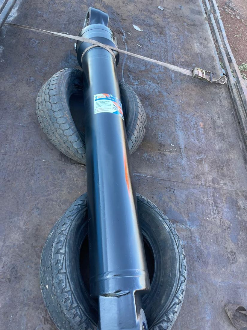 Hydraulic cylinder on a flatbed