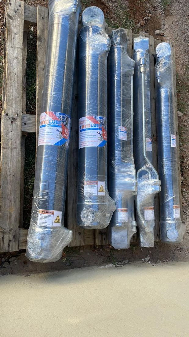 Hydraulic cylinders on pallets
