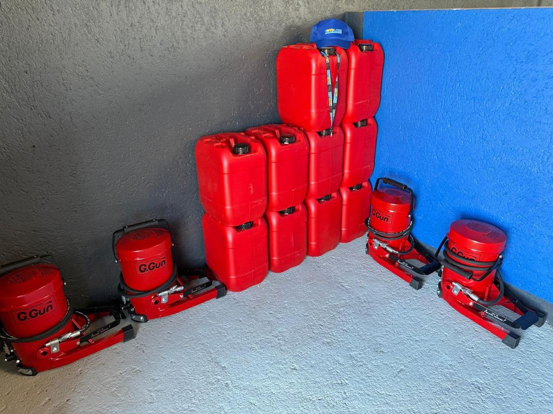 Grease guns and lubricant containers